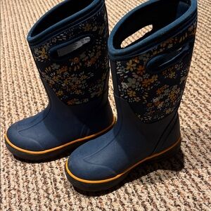 Bogs Navy Floral Kids Boots, size 13 never worn